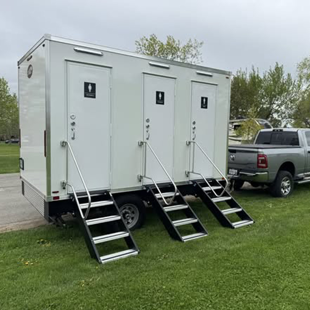 Mobile Toilet Trailer Luxury 3 - đánh giá và giá Outdoor Camping Rentals